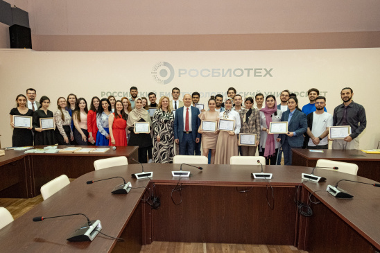 Сертификаты об образовании получили выпускники подготовительного факультета института международного образования РОСБИОТЕХ